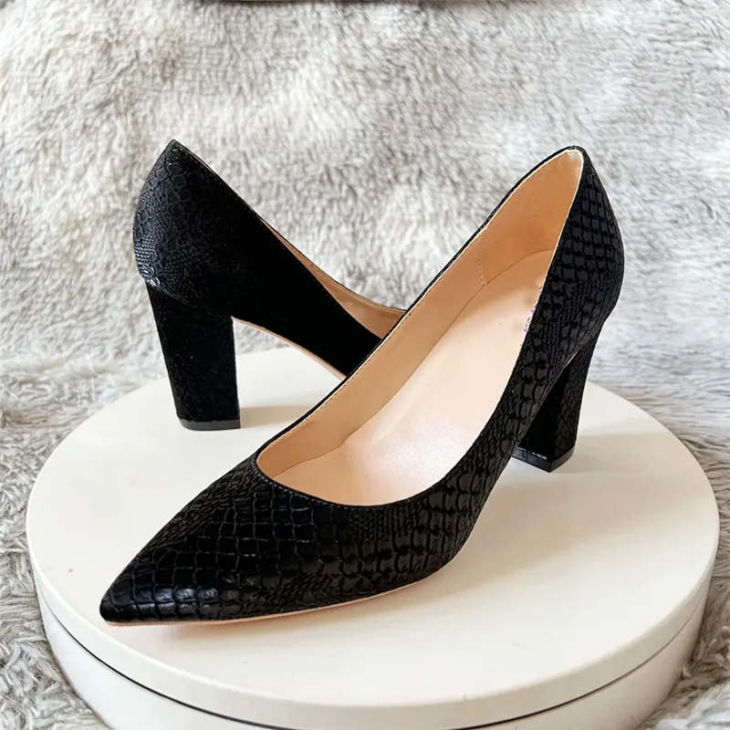 Женские туфли-лодочки с острым носком на квадратном каблуке 8 см