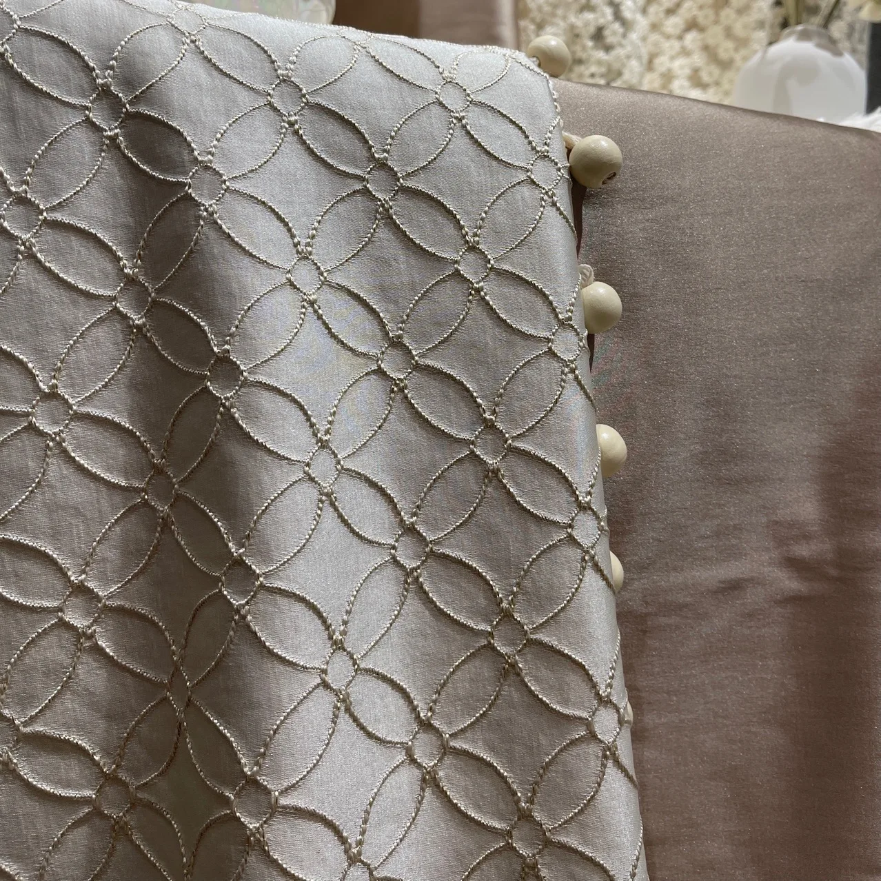 

New Manufacturers Light Luxury Cream Embossed High-precision Four-leaf Flower Leaning Bag Clothing Fabric Lace Princess Yarn