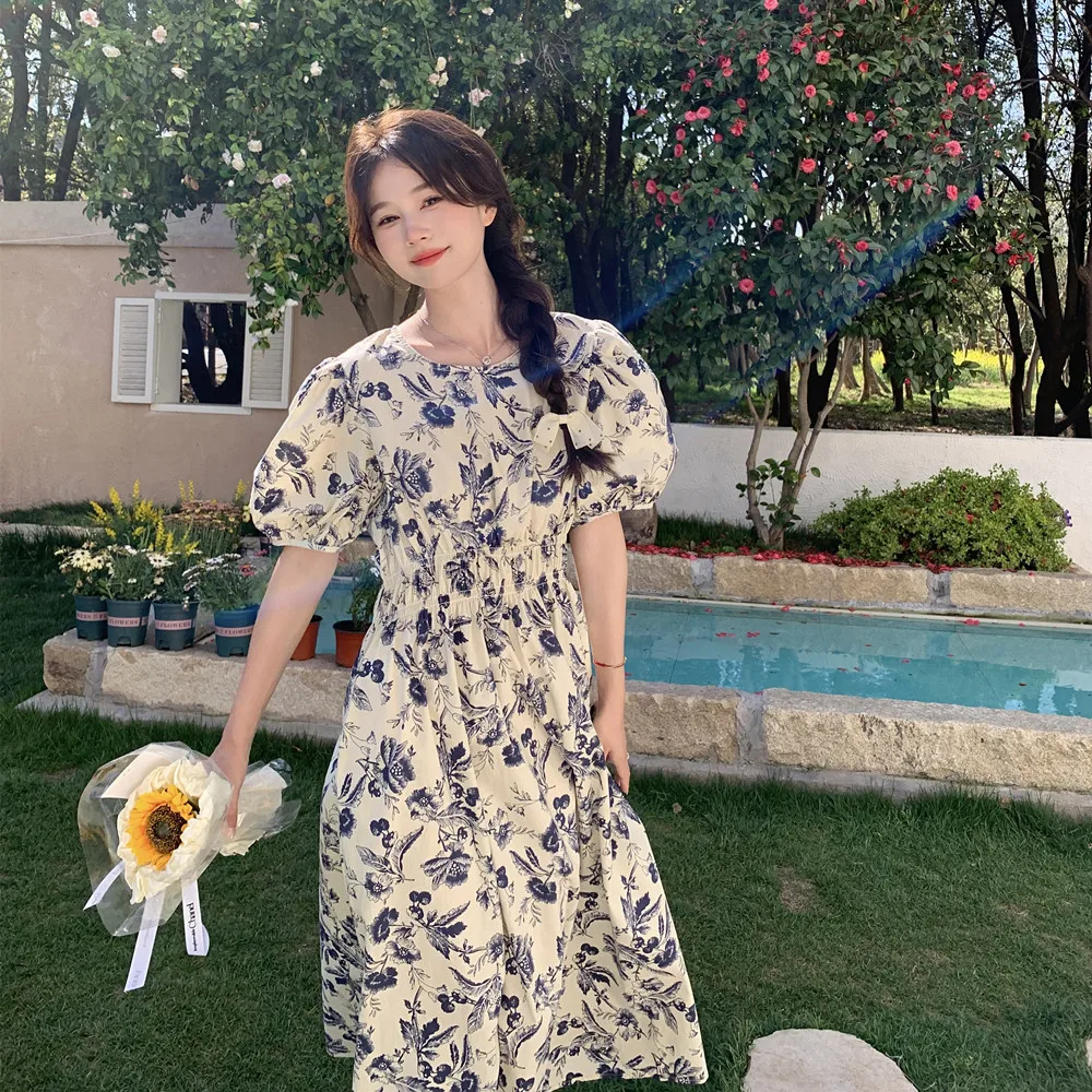 Женское платье с завышенной талией и цветочным принтом в стиле Хепберн лето 2024