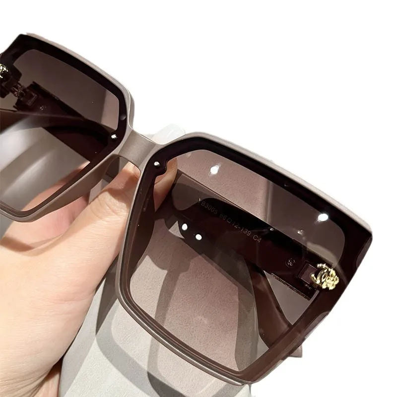 Солнцезащитные очки Квадратные для женщин классические текстурированные темные