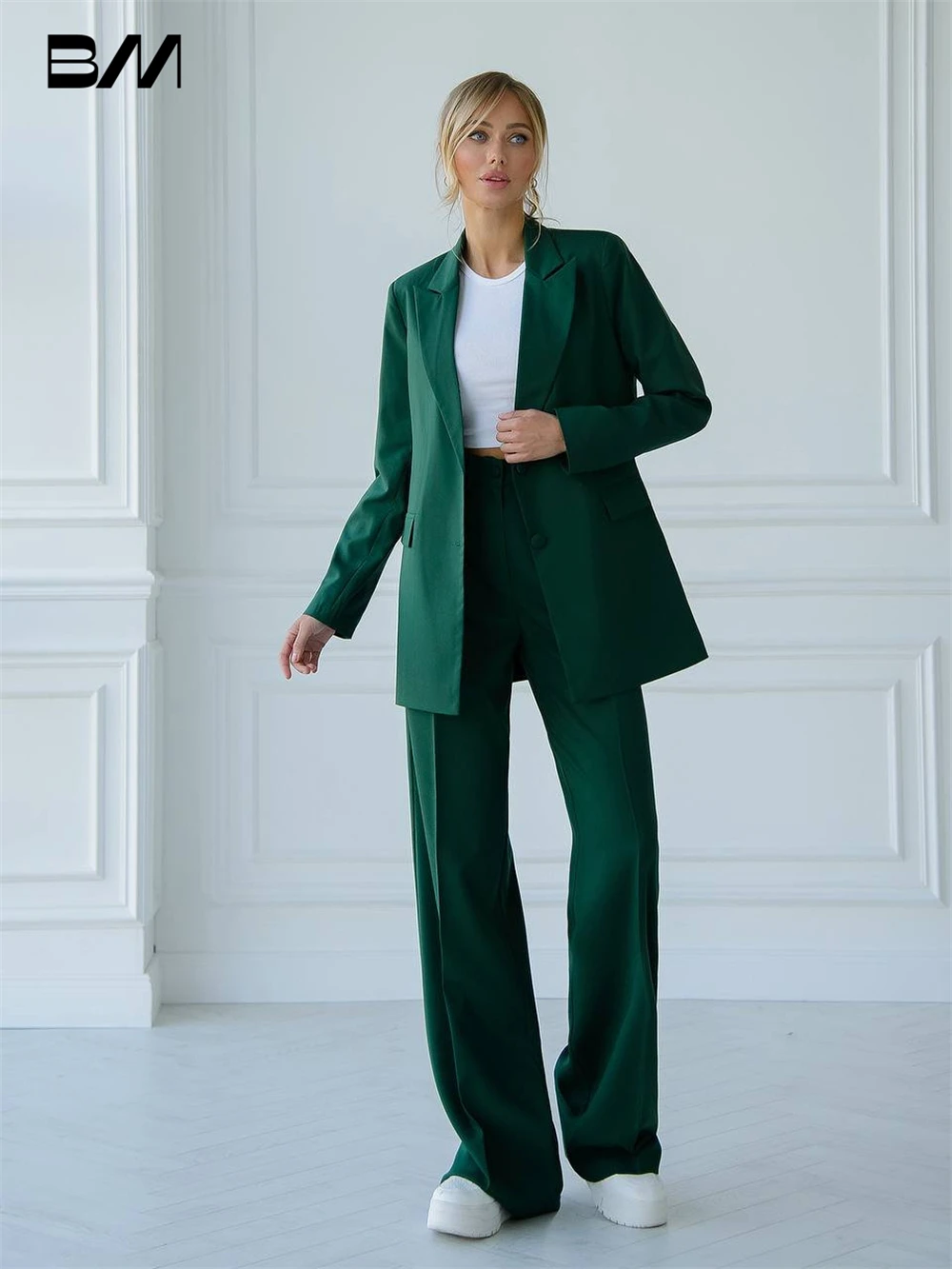 Женский брючный костюм из двух предметов