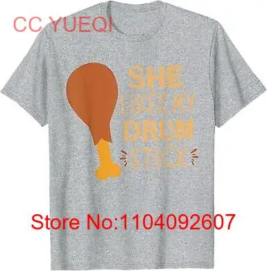 Она любит свою барабанную палку. Одинаковая футболка унисекс для забавной пары.