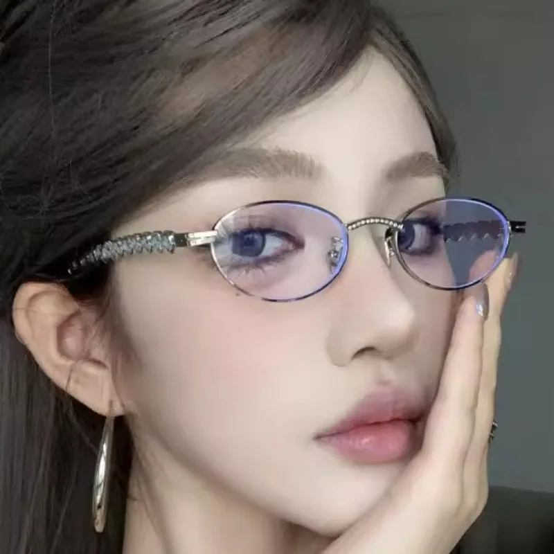 Очки солнцезащитные унисекс в металлической овальной оправе