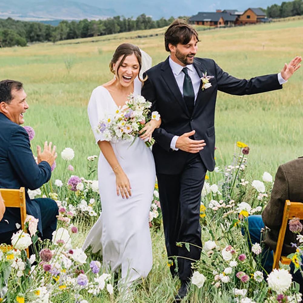 

Женское свадебное платье с V-образным вырезом и расклешенными рукавами