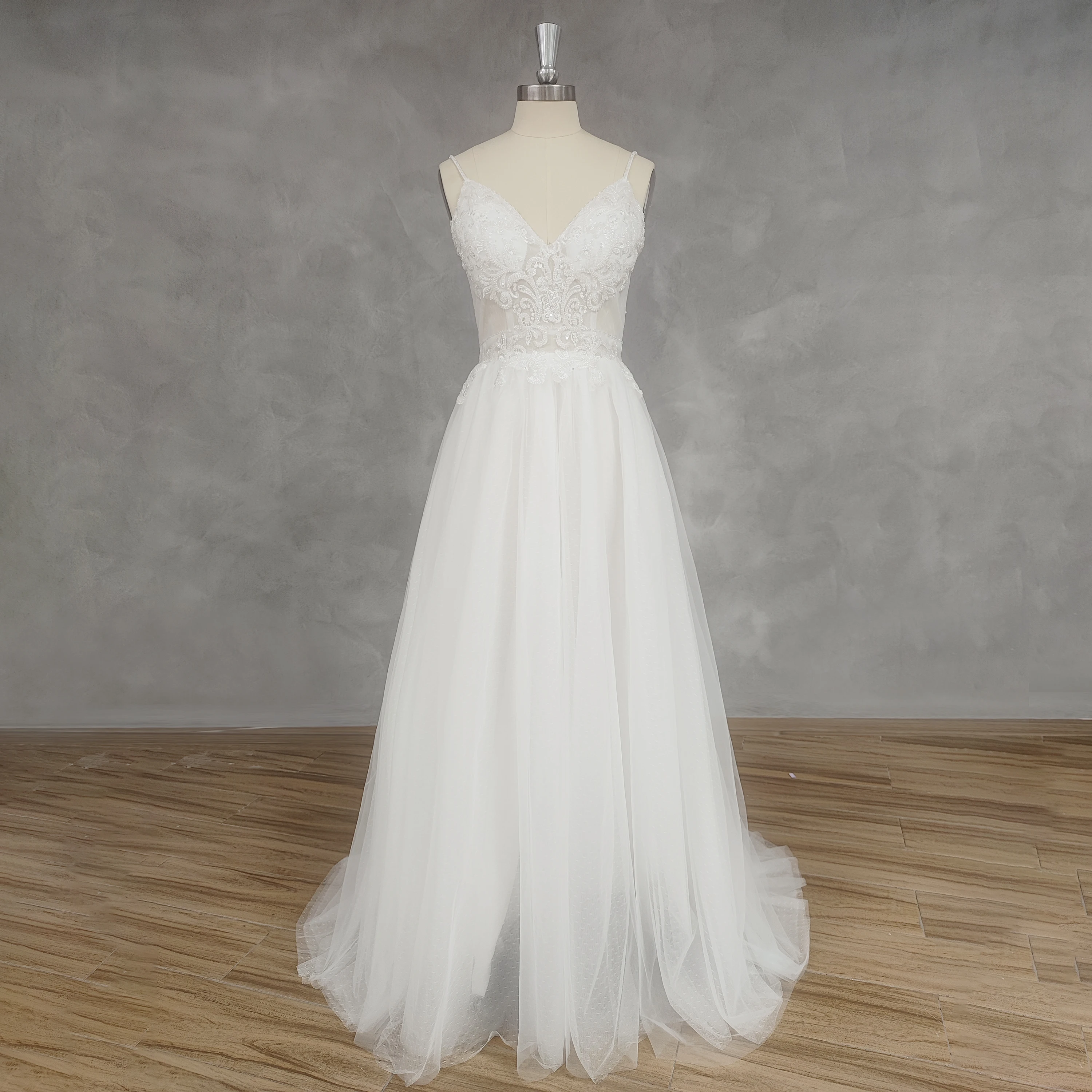 Женское кружевное платье на бретелях-спагетти