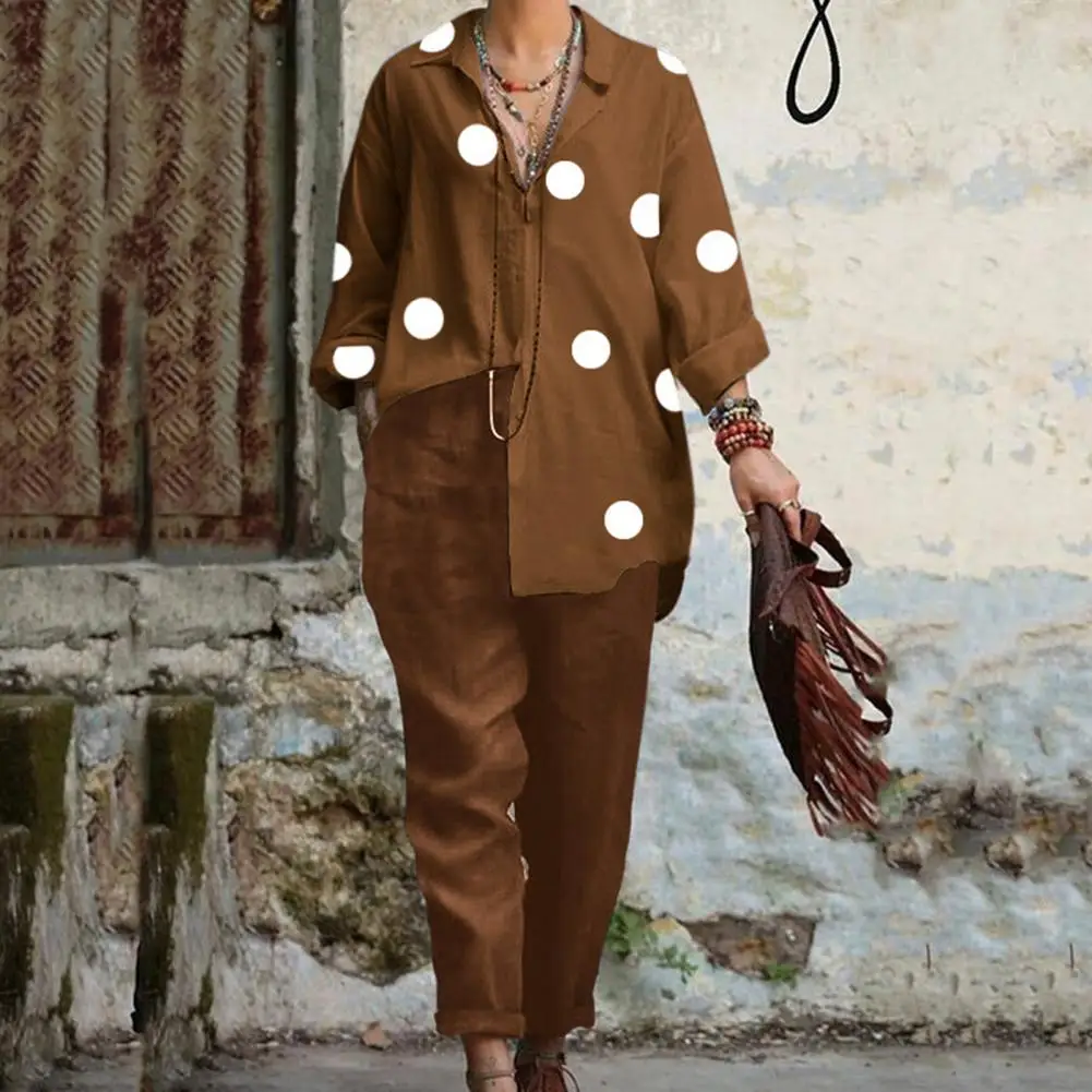 

Женский стильный комплект из дышащей рубашки и брюк с карманами и объемным вырезом