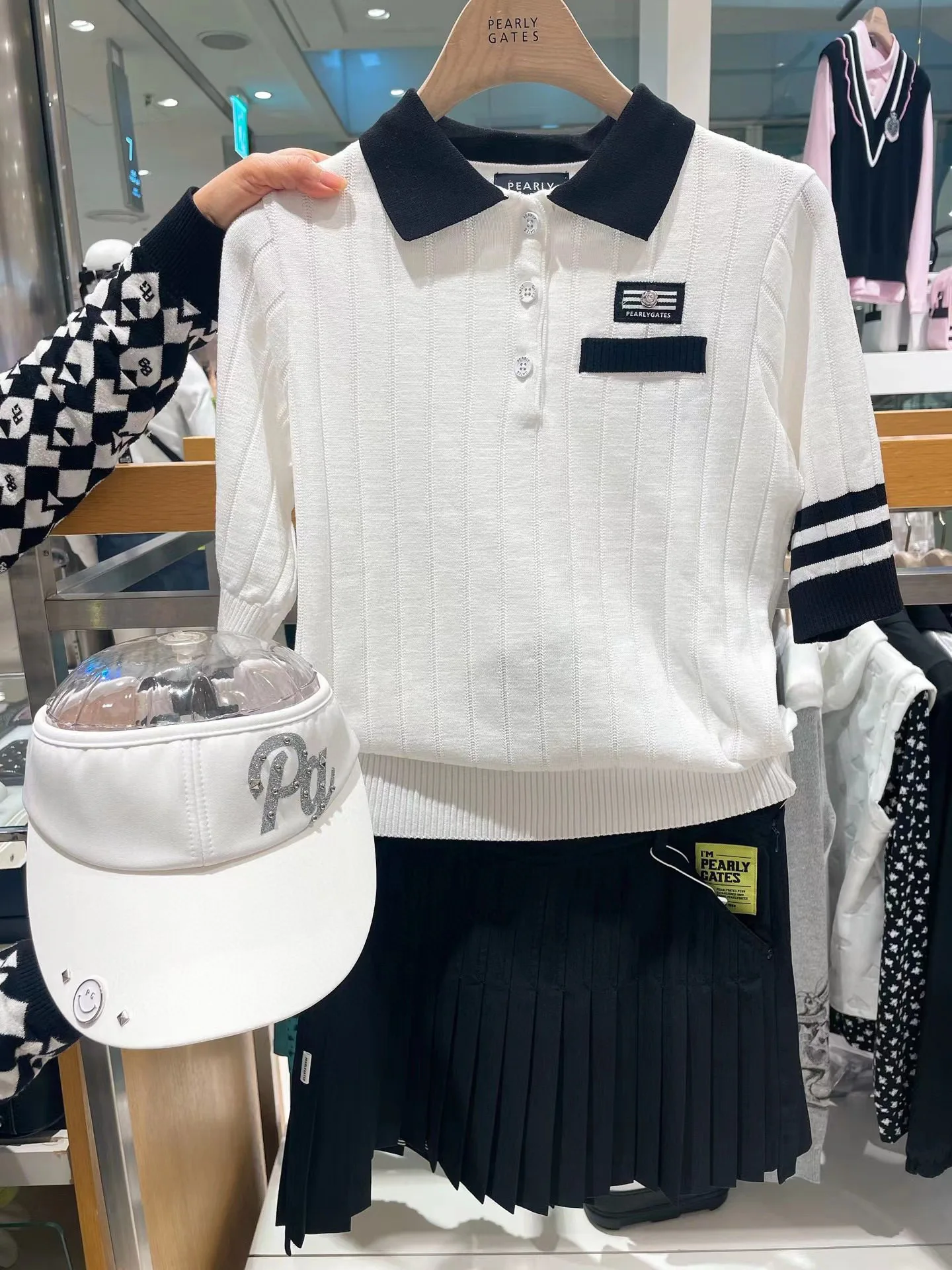 

The spring/summer 2022 new golf ladies short-sleeve knitting fabric with moisture absorption and sweat removal function is simpl