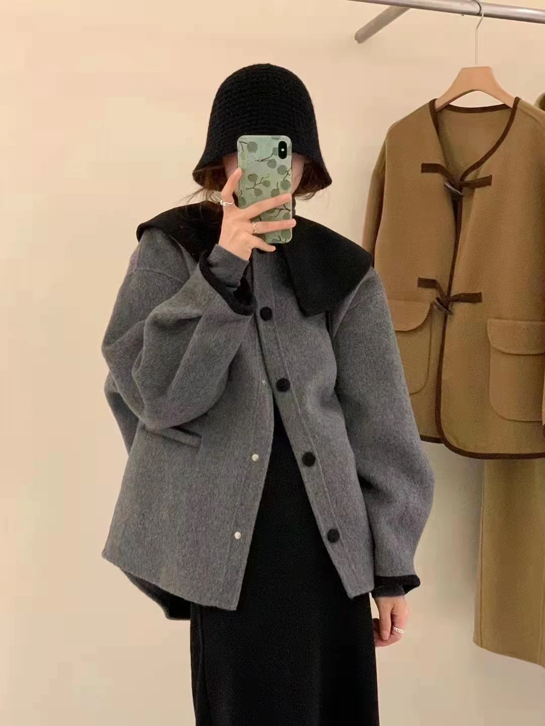 Рисунок 3 - Темно-синее красное шерстяное пальто с воротником