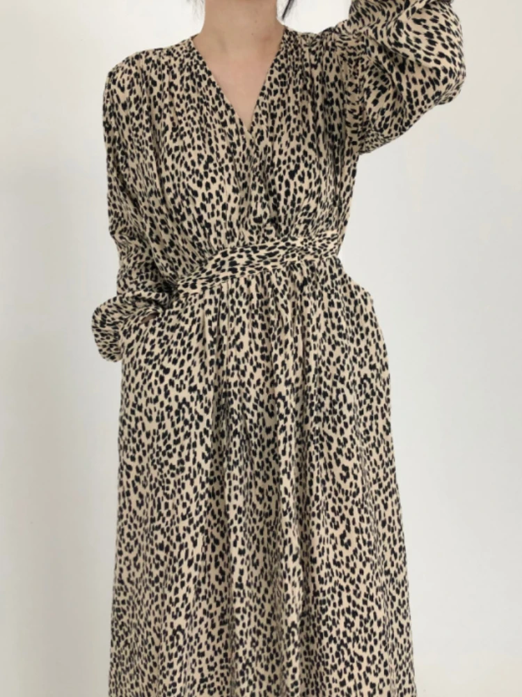 

Платье-миди женское демисезонное с леопардовым принтом, длинным рукавом