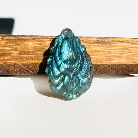 Лабрадорит с девятихвостой лисой