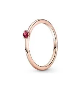 Кольцо женское из серебра 925 пробы с красным камнем