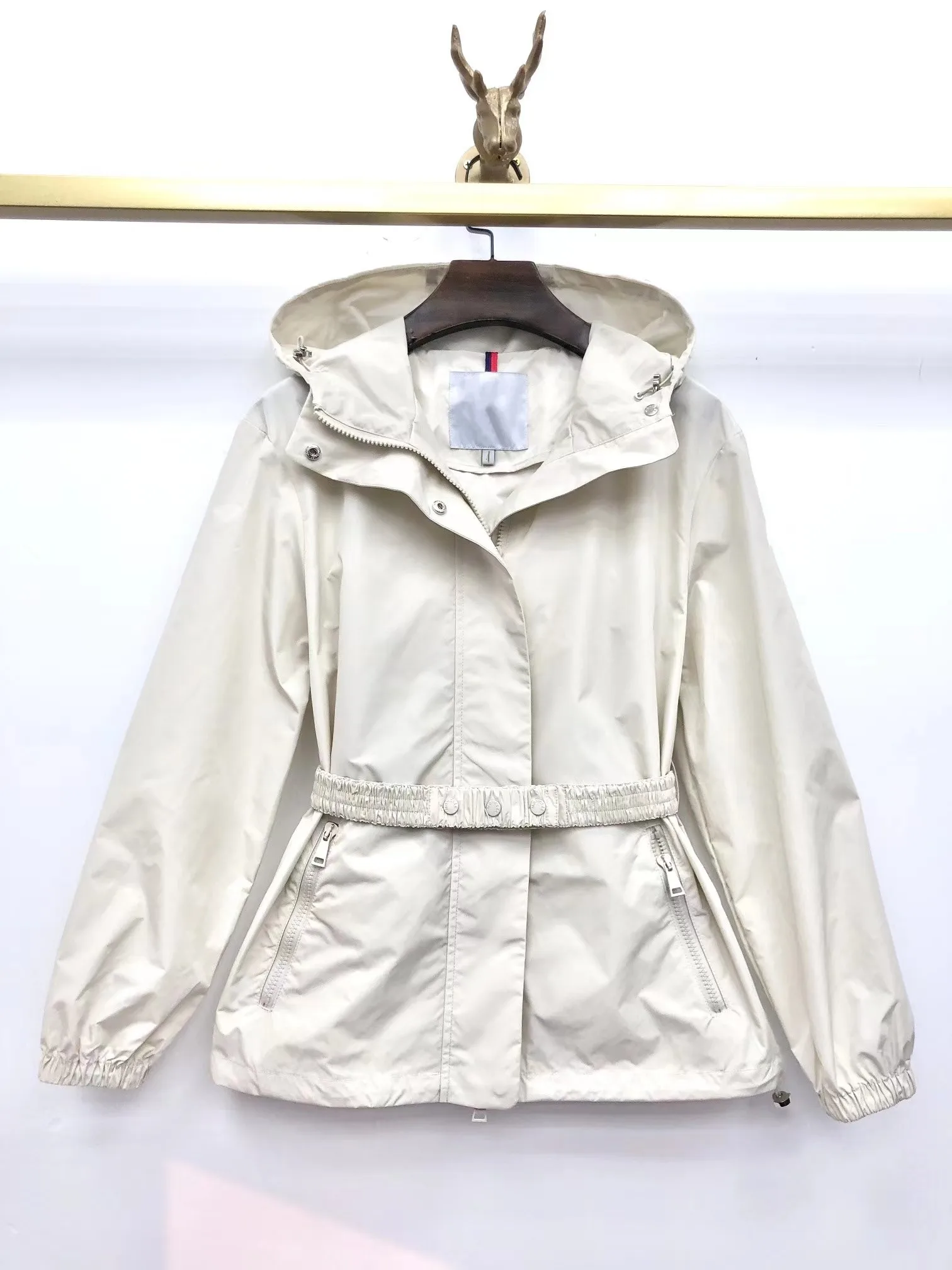 Ветровка женская с коротким поясом стильная свободная приталенная