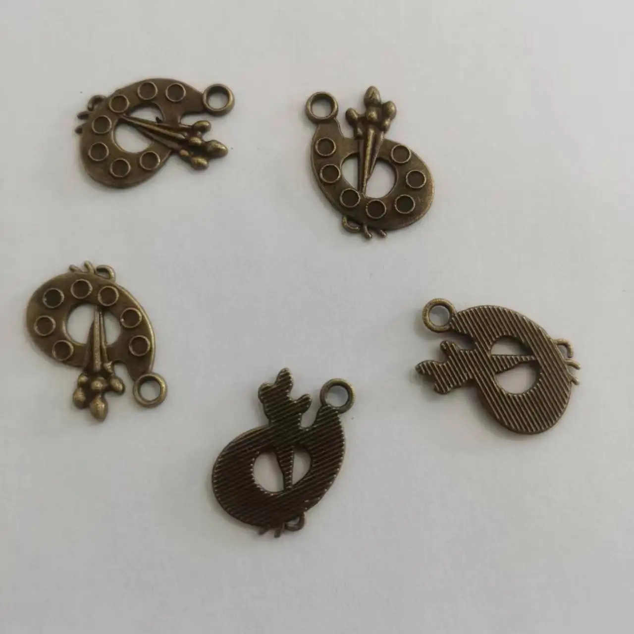 

100 pieces of paintbrush tray craft supplies Charm Pendant DIY craft jewelry discovery making accessories