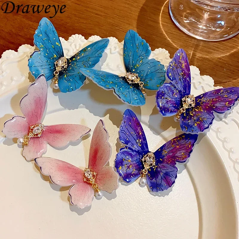 Женские акриловые серьги-гвоздики в виде бабочек