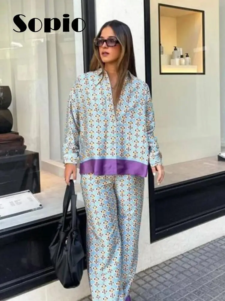 

Женский брючный костюм из шелковой атласной рубашки и прямых брюк с широкими штанинами