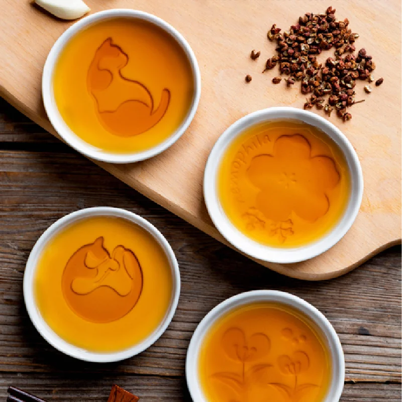 Керамическая маленькая тарелка в японском стиле с растениями и кошками