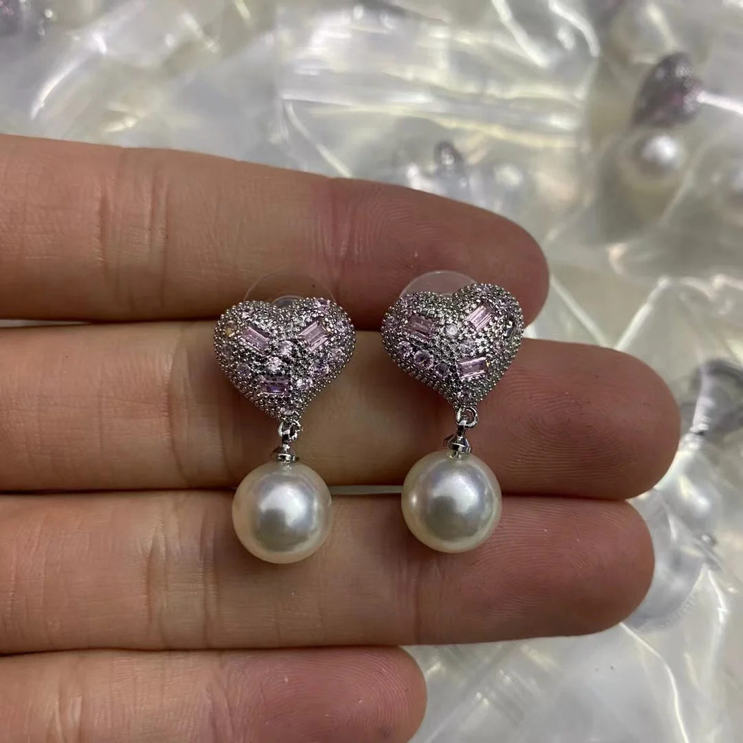 

Серьги из искусственного жемчуга, характерные геометрические розовые серьги с бриллиантами