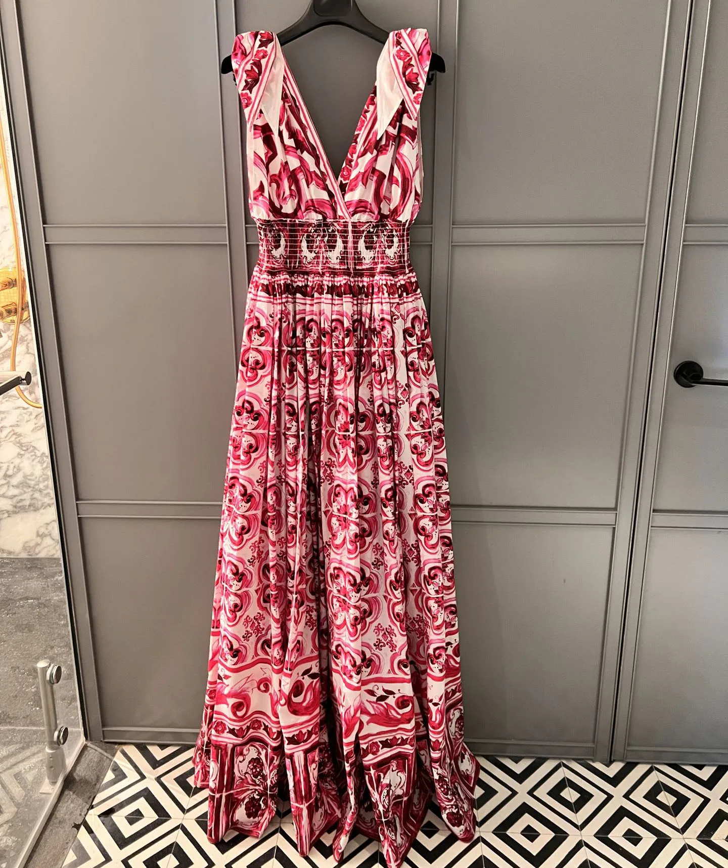 

red porcelain pattern printed designer runway cotton dresses 2023 summer women sleeveless deep v-neck maxi dress