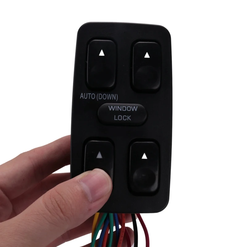 Передний левый главный переключатель стеклоподъемника со стороны водителя