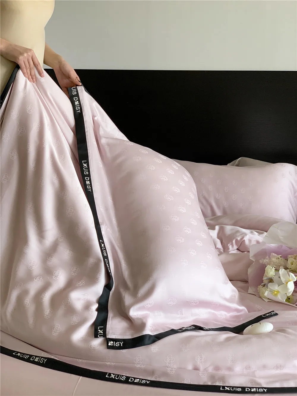 

Light Luxury Summer Silky Sleep Naked Simple High-Grade Embroidered Quilt Cover Bed Sheet Bedding