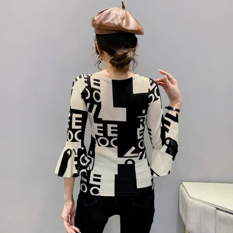 Женская футболка с V-образным вырезом и рукавом-бабочкой