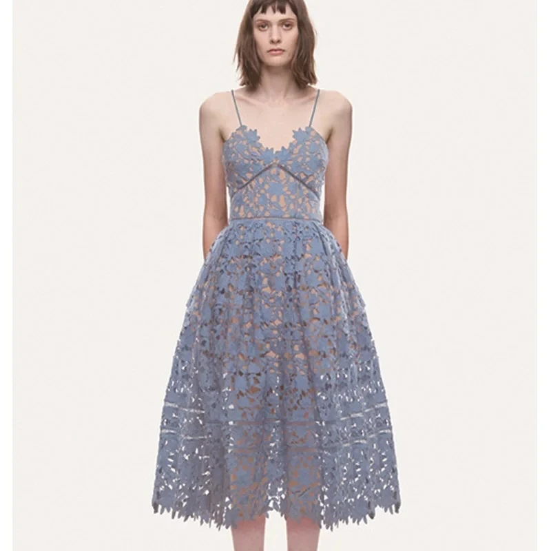 Женское кружевное платье-миди с V-образным вырезом