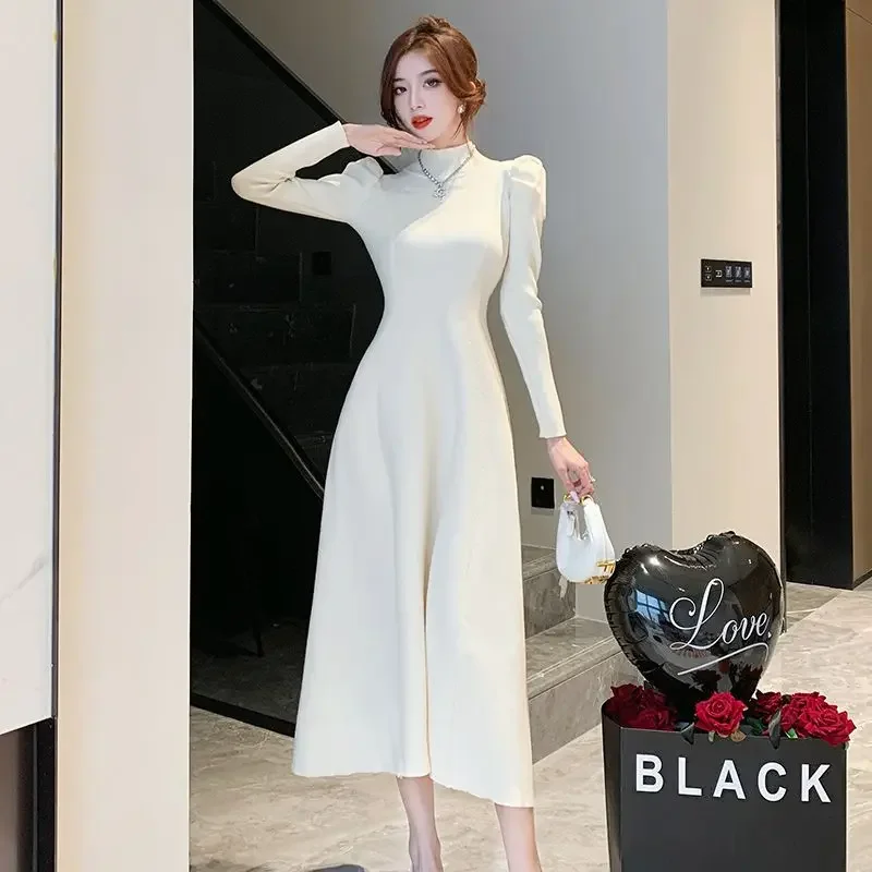 Элегантное французское трикотажное платье с высоким воротником осень/зима 2023