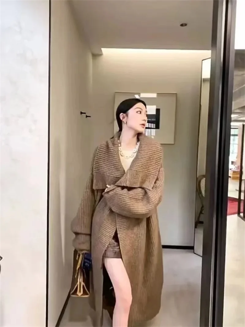 Кардиган женский трикотажный средней длины с большими лацканами и высоким