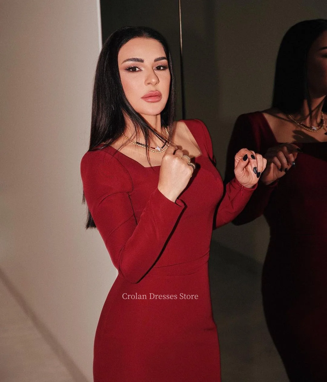 Красные вечерние платья с квадратным воротником и длинными рукавами облегающие