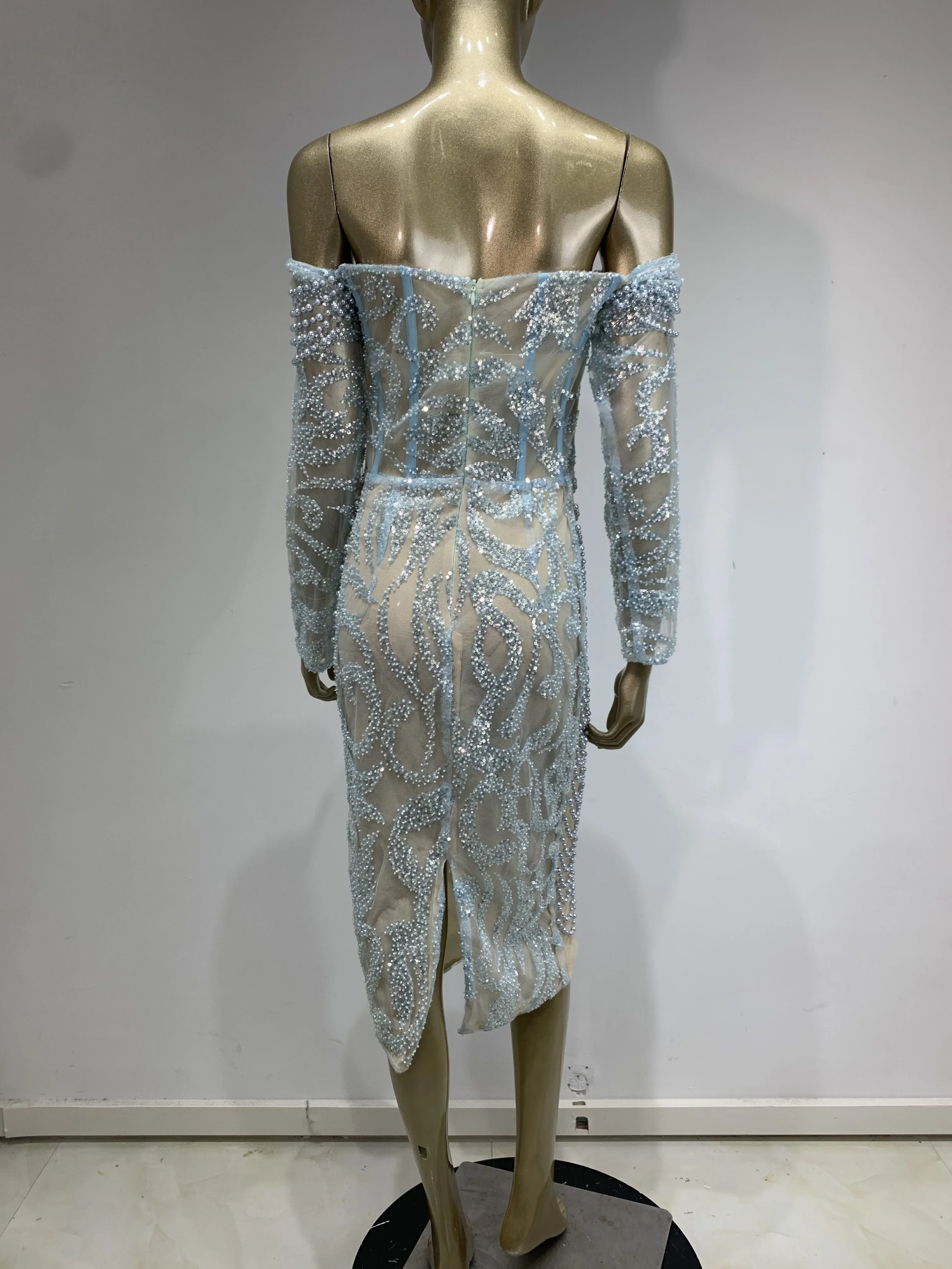 Женское платье с открытыми плечами длинным рукавом и жемчугом