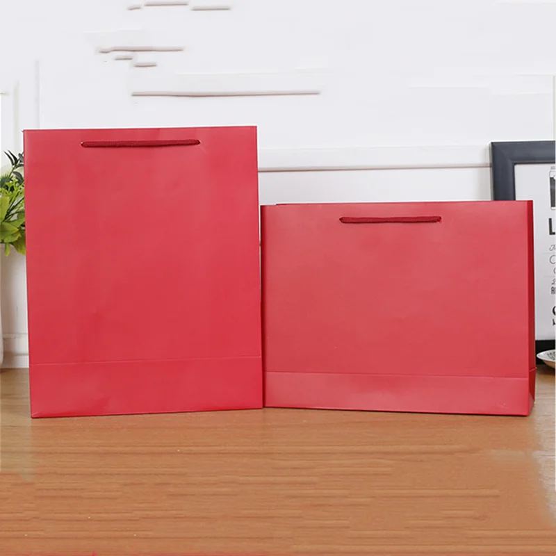 Подарочный пакет из красной бумаги с бесплатной печатью монохромный логотип 100