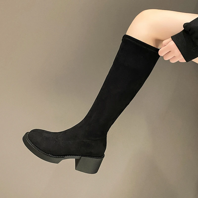 

Новинка 2022, эластичные женские сапоги, модная замшевая теплая зимняя женская обувь, роскошные длинные сапоги до колена с круглым носком, чер...