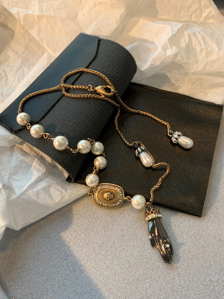 

Medieval Baroque pearl necklace female retro European and American niche design senior sense collarbone chain long sweater chain