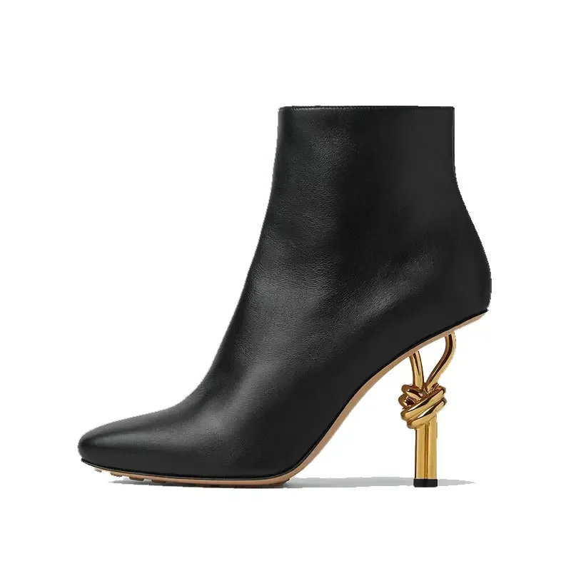 Женские ботинки на высоком тонком каблуке в металлической форме