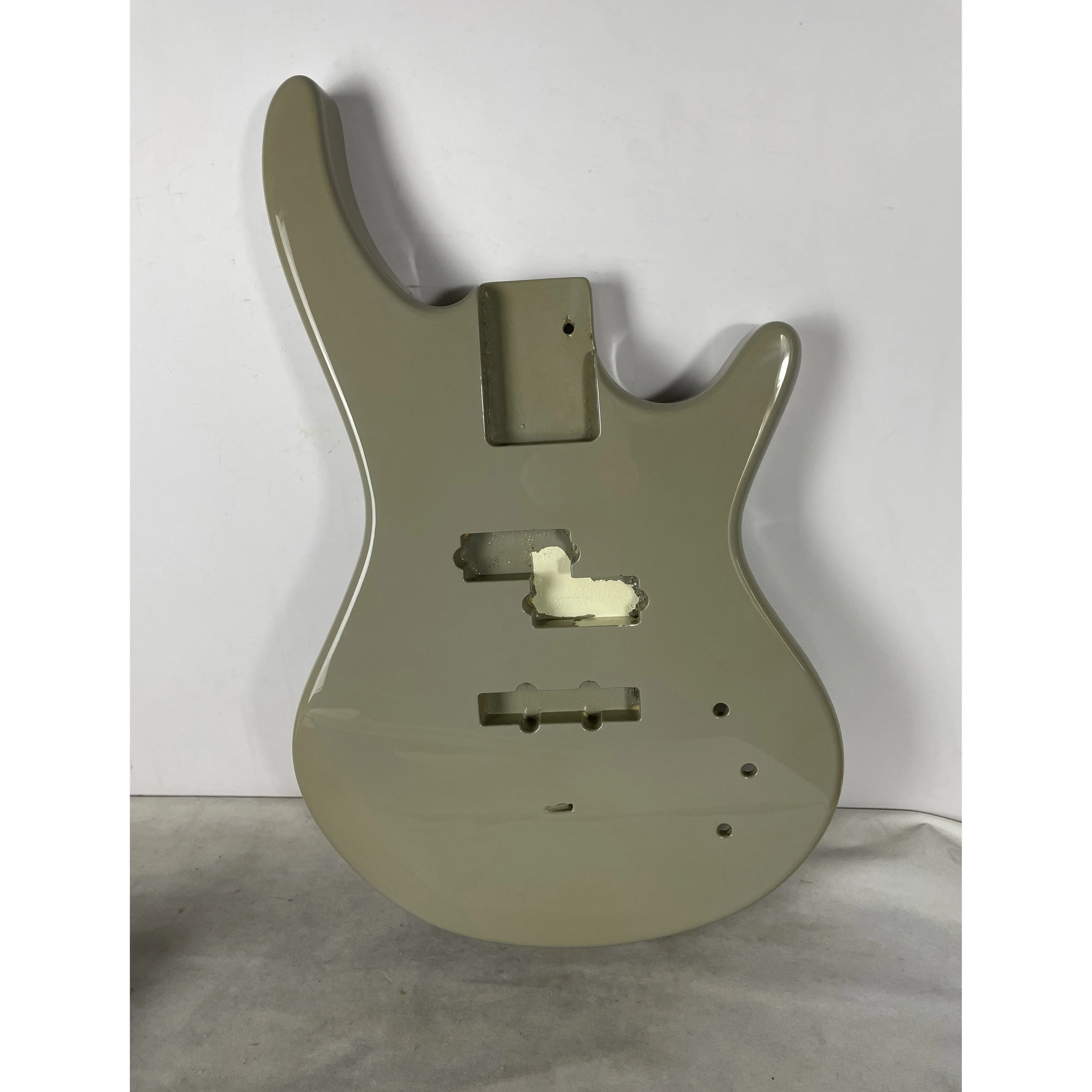 В наличии неисправный редкий Цветной корпус электрической бас-гитары