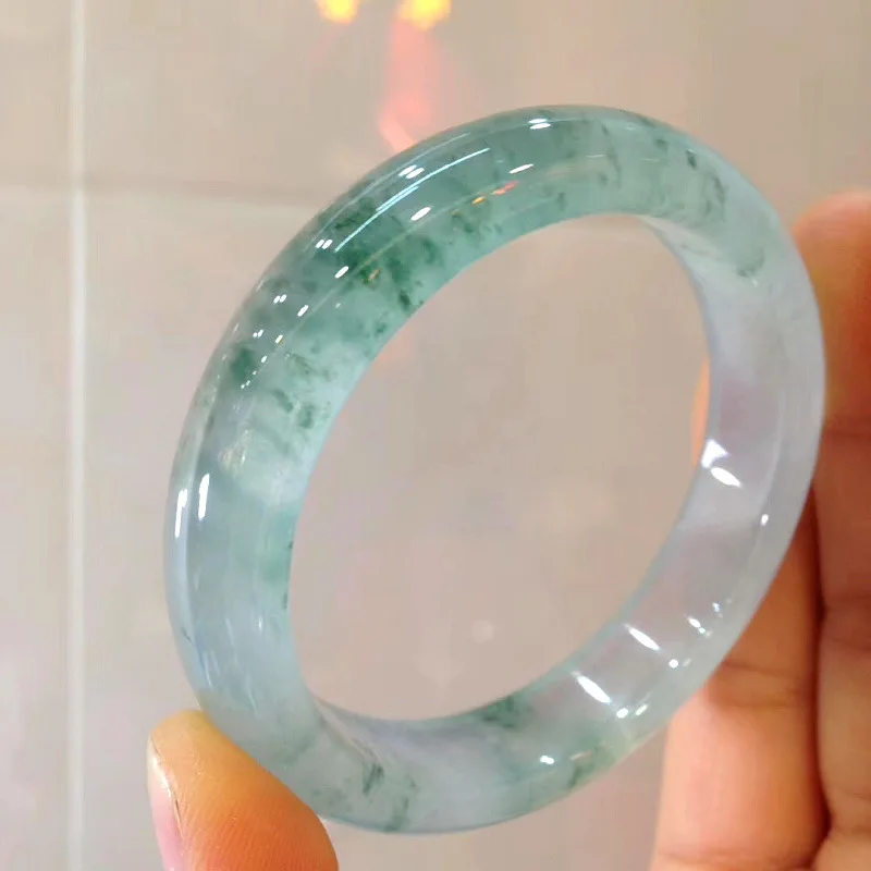 Браслет из янтаря с подвеской в виде плавающих цветов Мьянмы