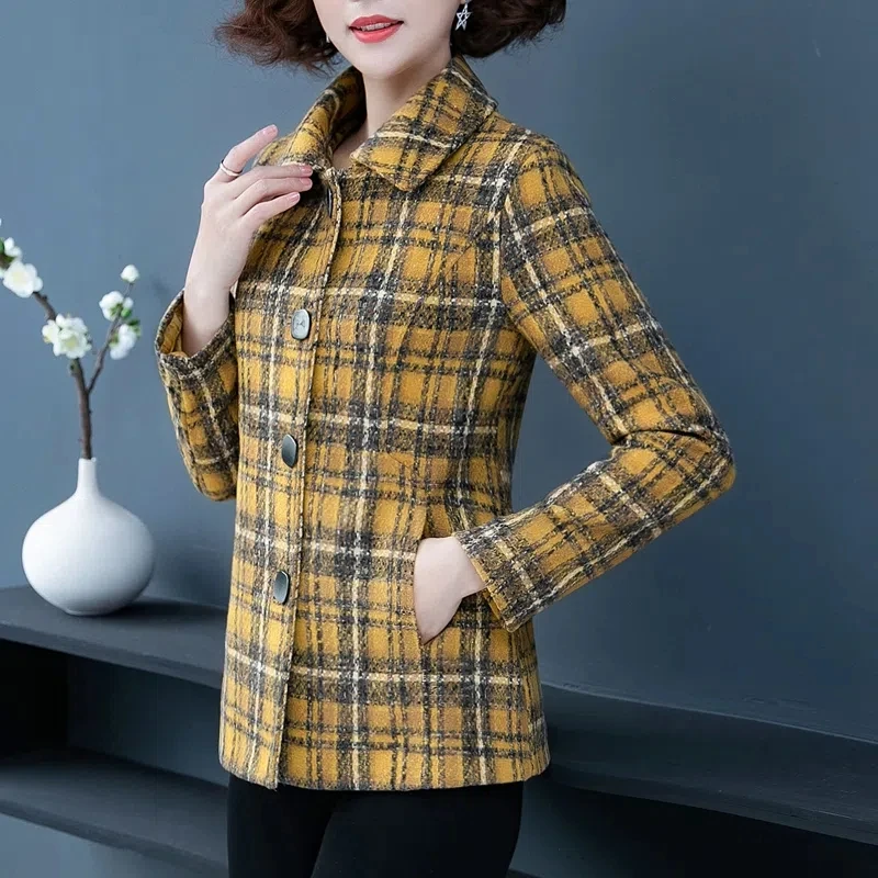 Женская шерстяная куртка в клетку короткая однобортная среднего возраста