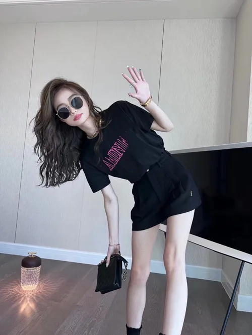 

2022 summer new women's T-shirt thread printing is easy to wear when going out