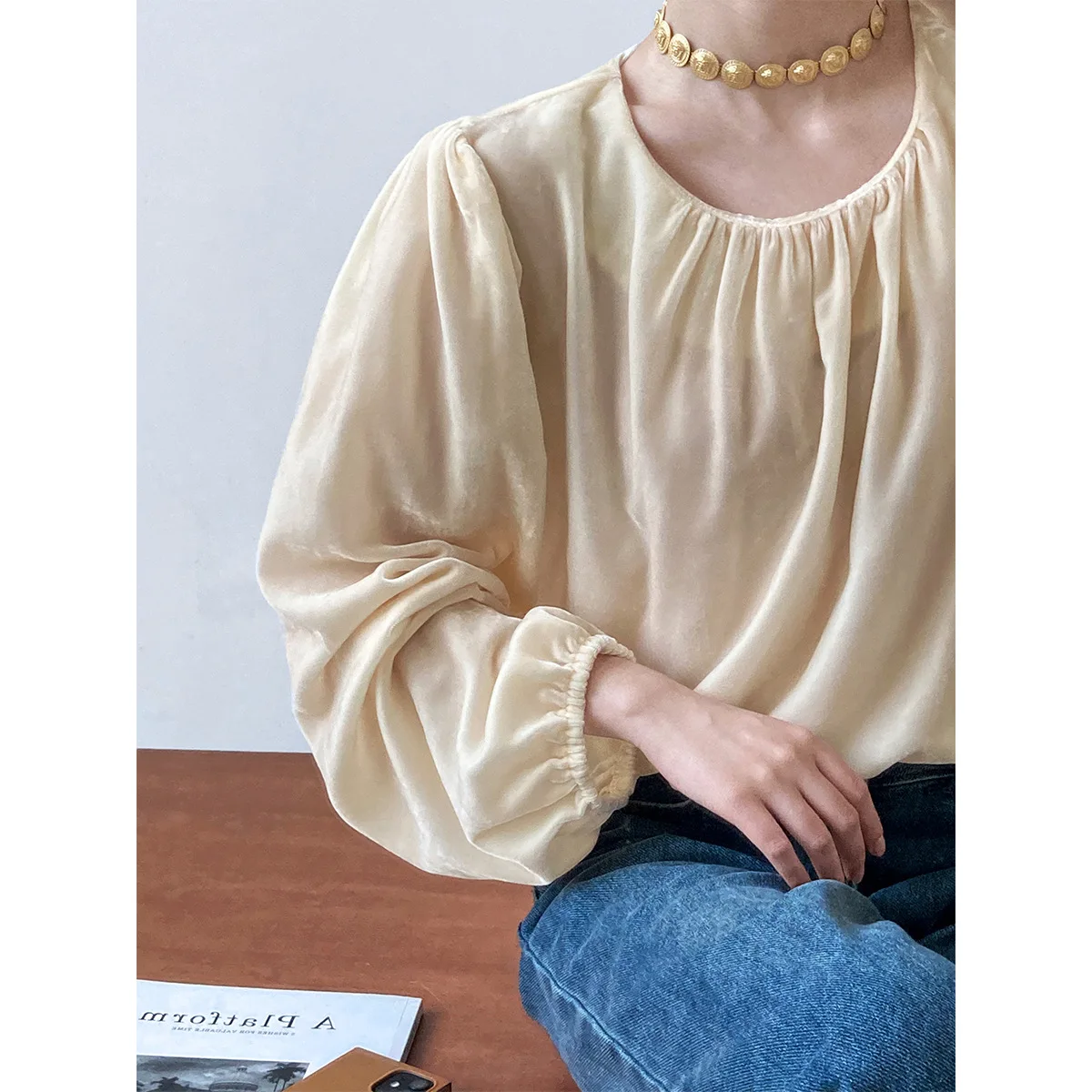 

2023 Spring French Niche Velvet Shirt Female Senior Sense of Hepburn Inside The Chic Round Neck Bottoming Small Shirt