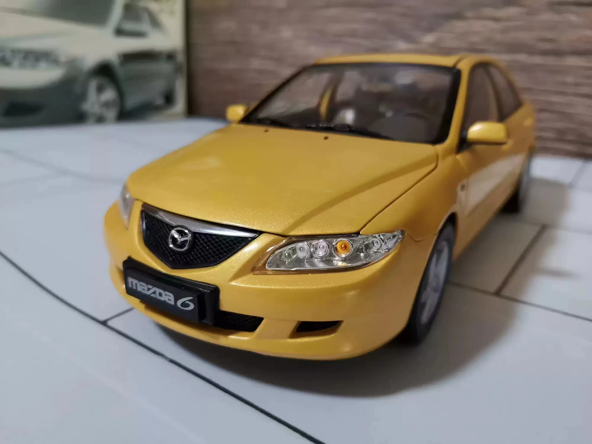 

Оригинальная Заводская модель автомобиля в масштабе 1:18 Mazda 6 Yellow Out of Print, ограниченная серия, металлическая статическая модель автомобиля из...
