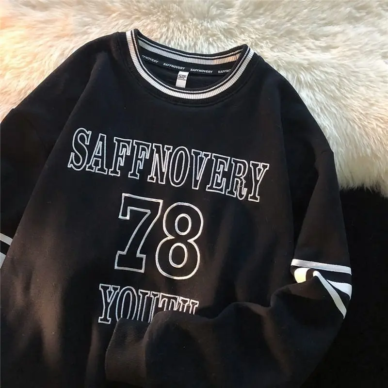 

Женский флисовый свитшот с круглым вырезом и вышивкой