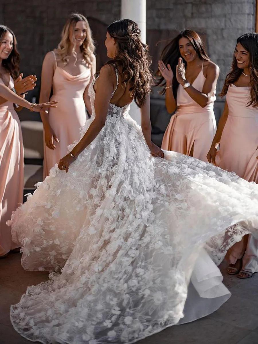 

Vintage V-Neck Wedding Dress Lace Appliques Sleeveless Tulle Sweep Train Robe De Mariée Bohème Back Buttons Bridal Gown Bride