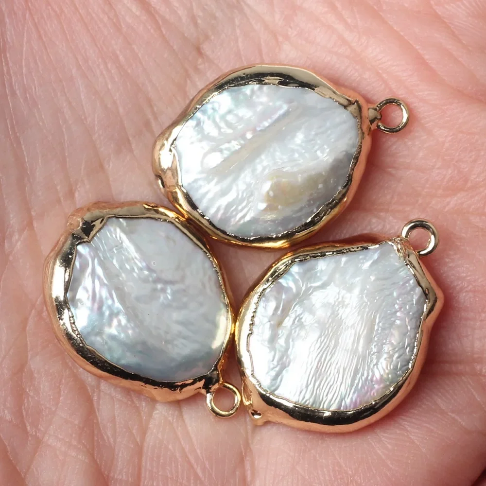 Круглый кулон в стиле барокко с натуральным жемчугом и золотыми краями браслет