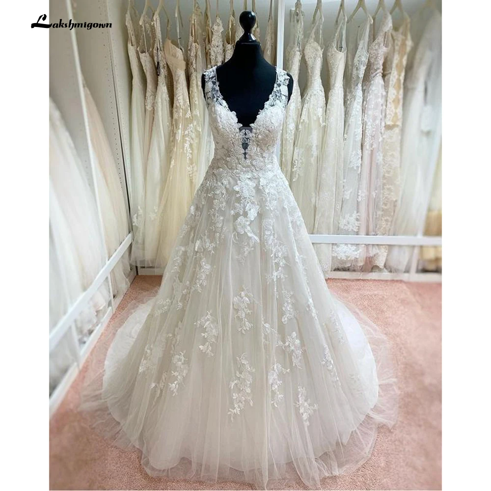 

Платье Lakshmigown женское ТРАПЕЦИЕВИДНОЕ с V-образным вырезом, без рукавов, со шлейфом