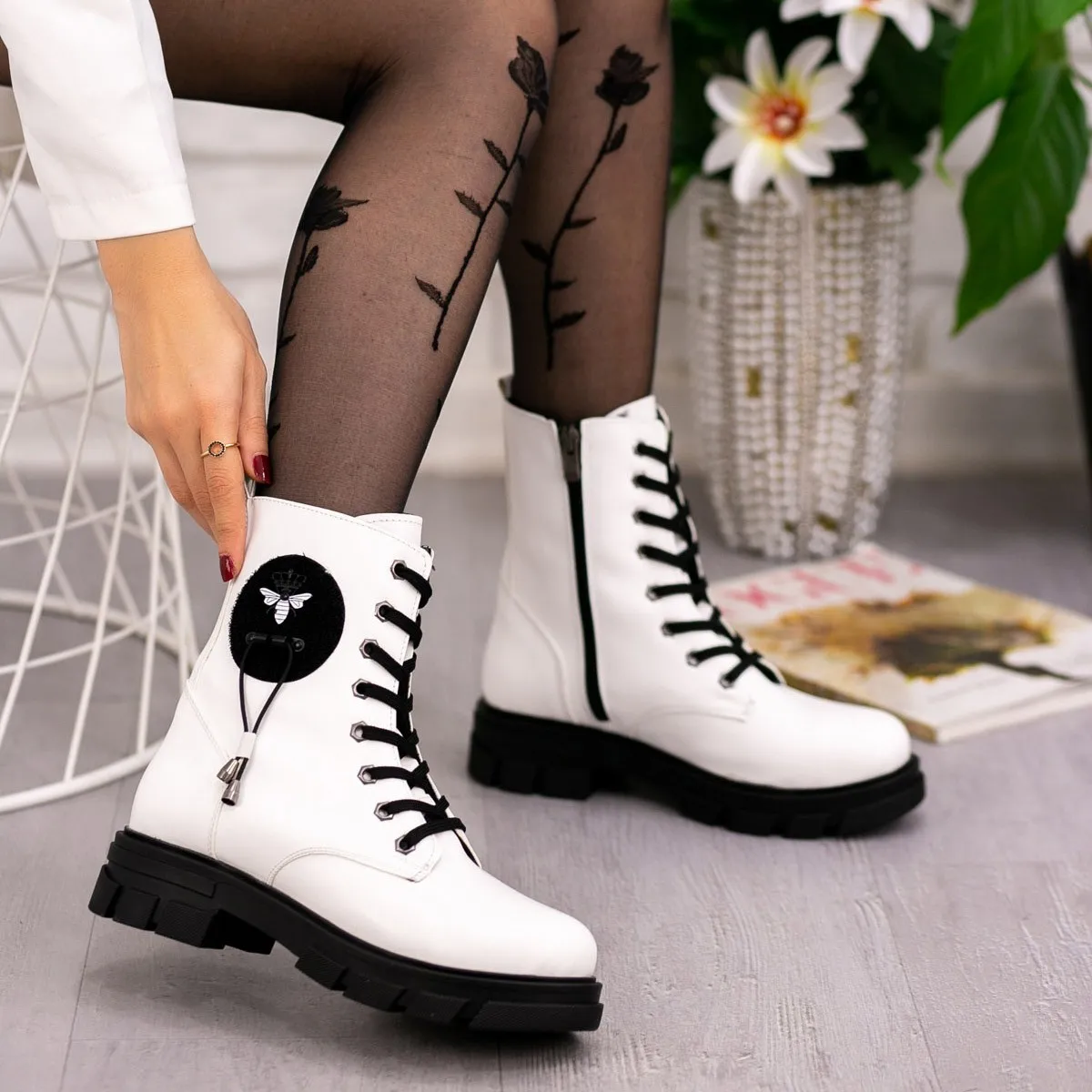 

Inspiration White Skin Lace-Up Boots