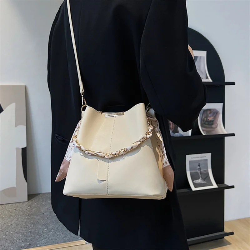 Popular Large-Capacity Bucket Bag For Women 2023 New Fashion Messenger Bag Niche Casual Commuter Shoulder Bag