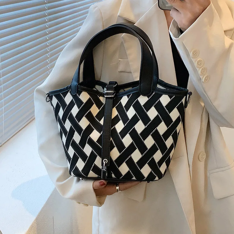 Simple Contrasting Portable Crossbody Bag Retro Black White Diamond Lattice Bucket Shoulder Bags Canvas Commuter Handbag Casual