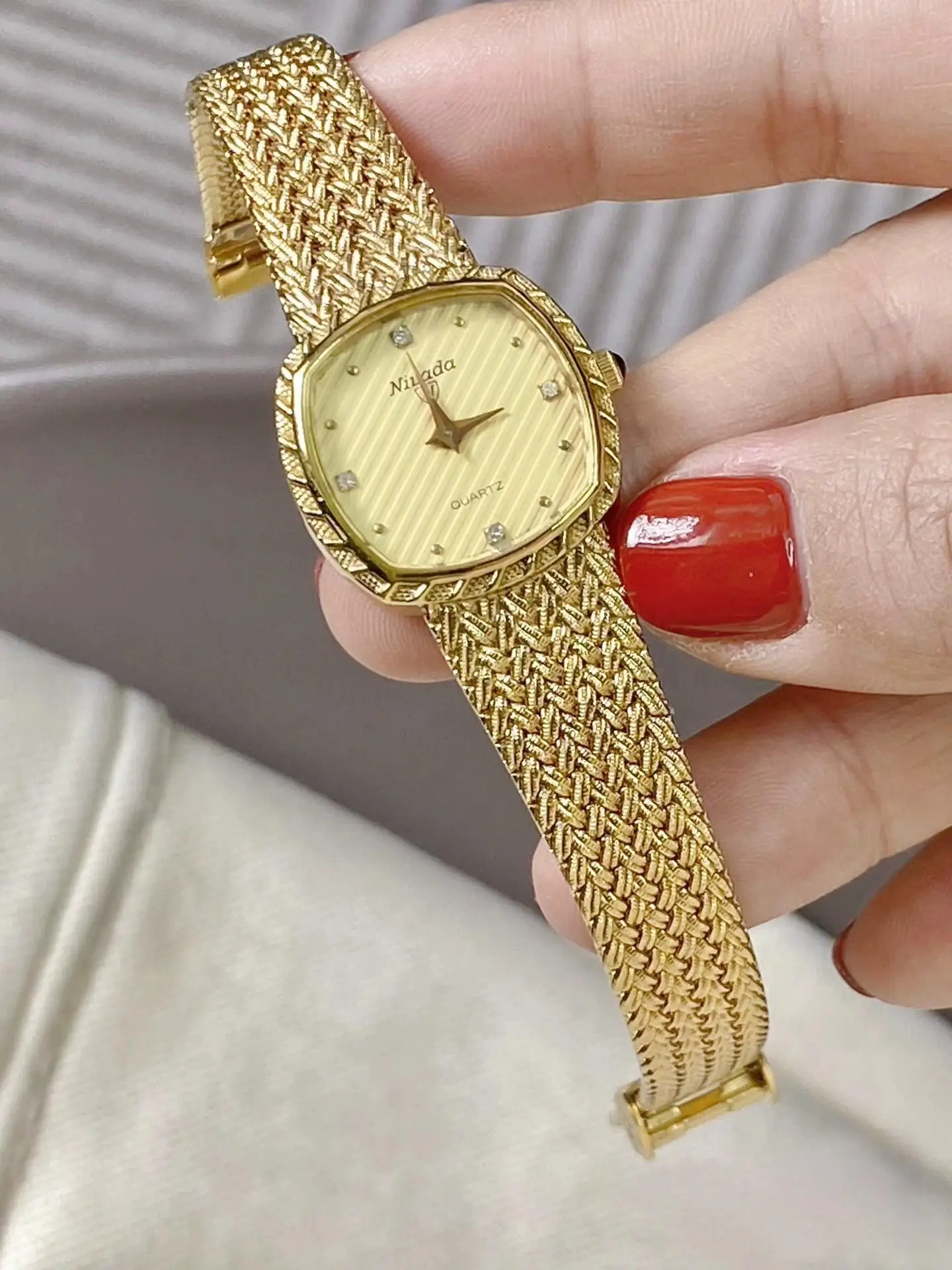 Плетеные золотистые часы с цепочкой и пшеничными ушками женские кварцевые nivada