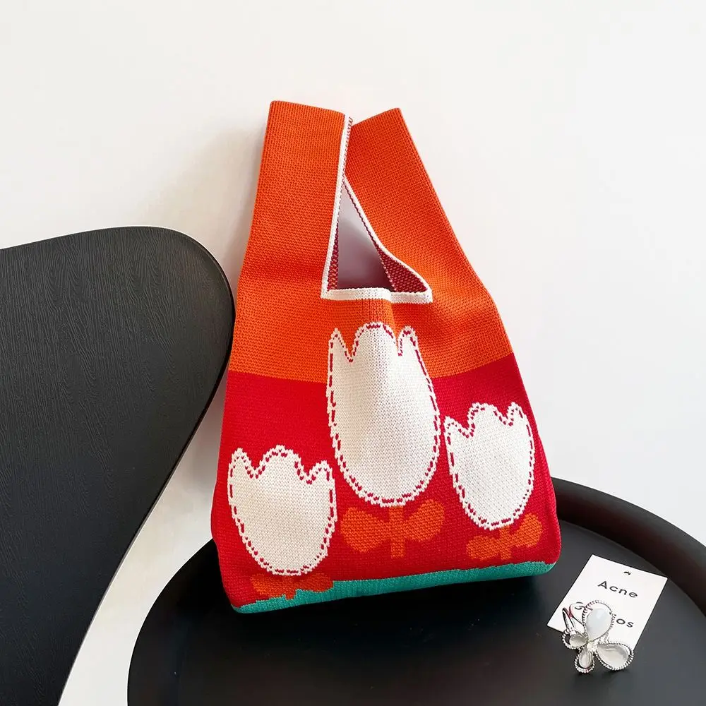 Яркая женская сумка-тоут с ремешком на запястье