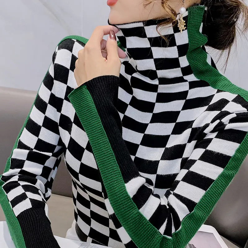 Женский свободный пуловер в шахматную клетку с высоким воротником |